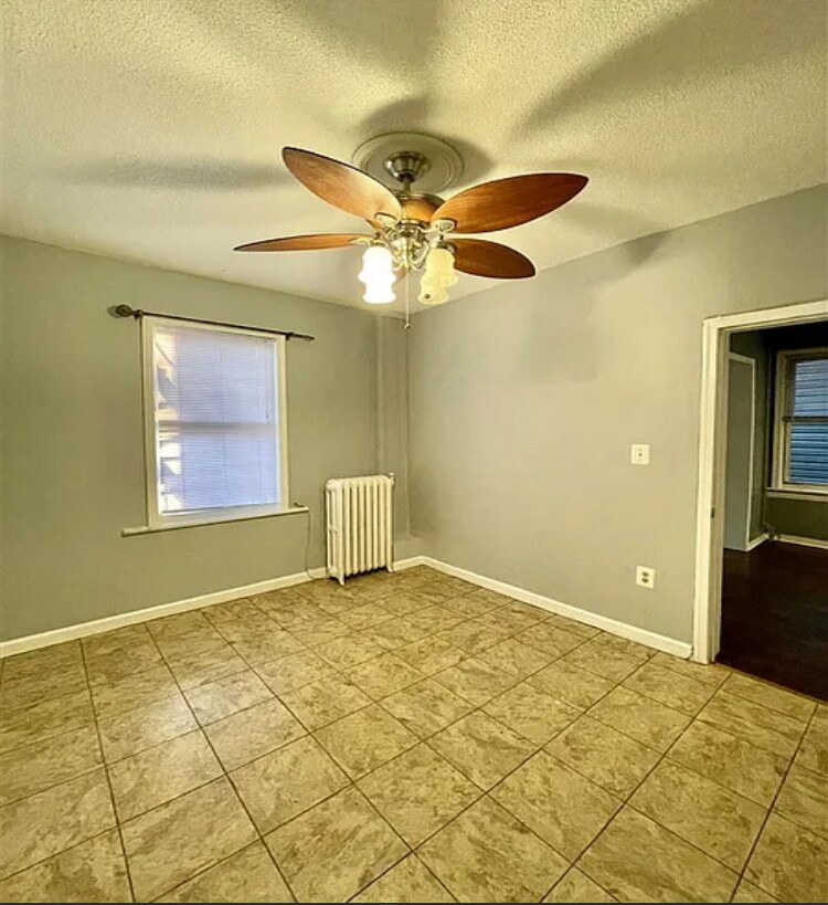 Queen size bedroom - 487 Mercer St