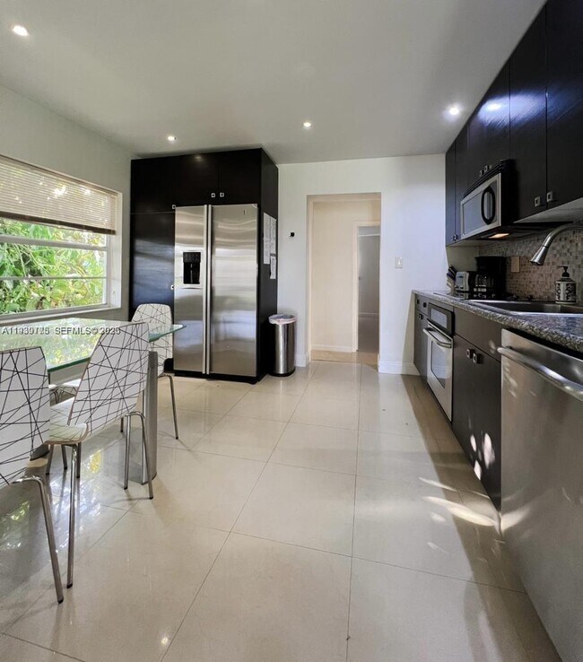 Building Photo - 2539 Thomas St