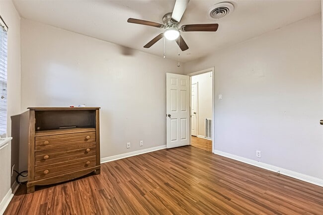 Building Photo - 6425 N Ridgecrest Dr