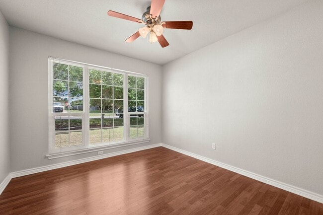 Building Photo - Available NOW!!!! This 3 bedroom, 2 bath, 2 car garage home has no carpet. All flooring is LVP an...