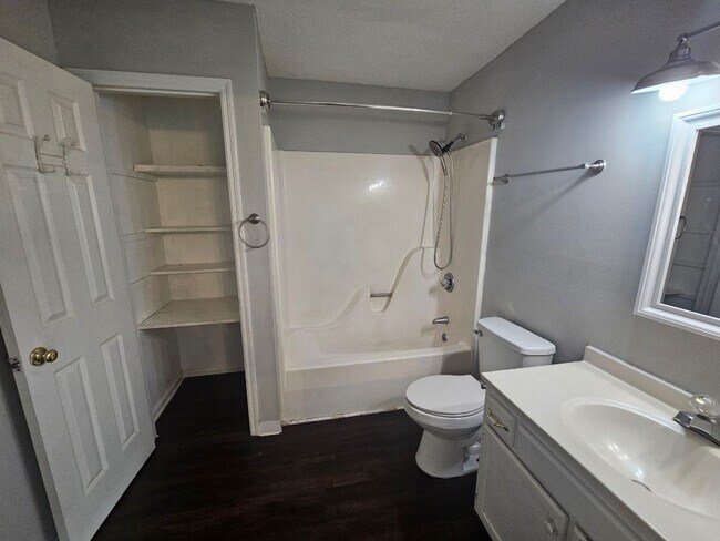 Building Photo - Cute Townhome In the Center of Jacksonville