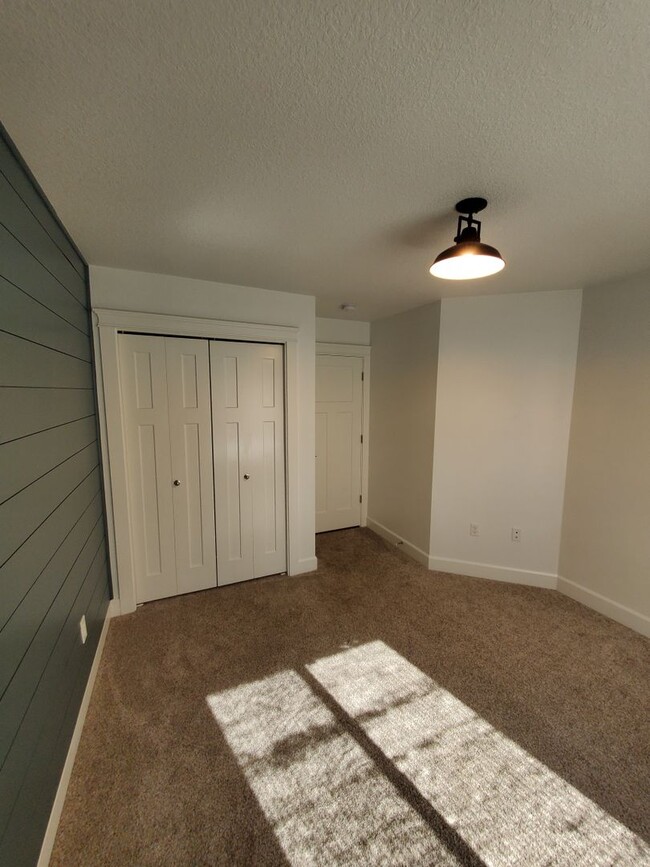 Building Photo - Pet Friendly Single Level 4 bedroom 2 Bath...