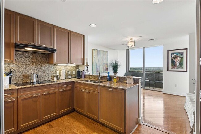 Building Photo - 700 Park Regency Pl NE