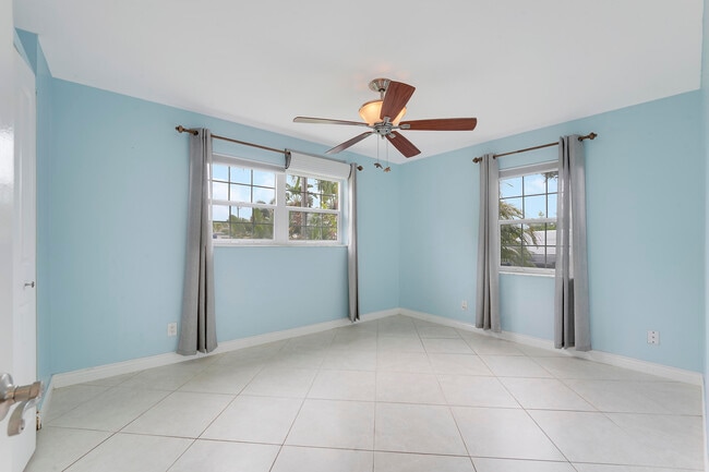 Building Photo - 744 W Ilex Dr