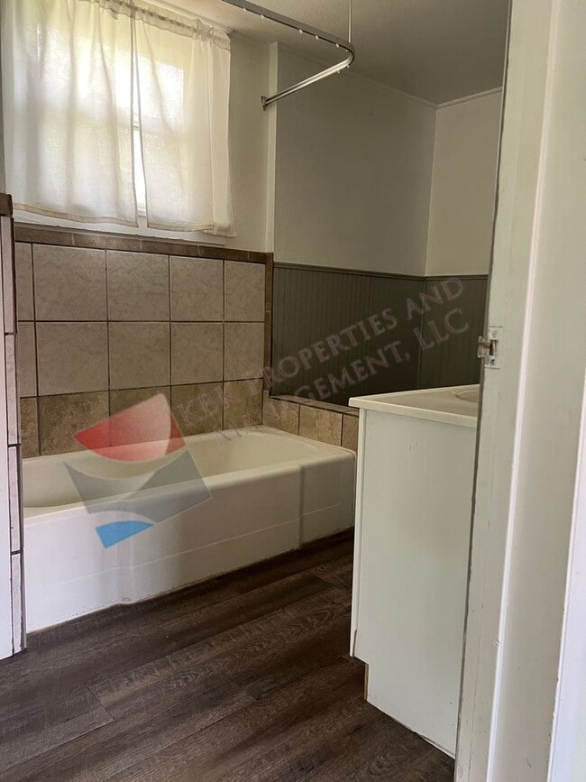 Building Photo - Lundberg