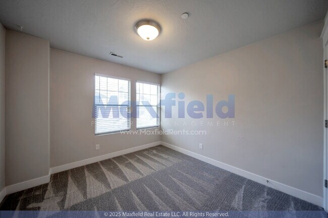 Building Photo - Small Pet Friendly - 3BD 2BTH 2GAR - Center Street/700 W Near TopGolf
