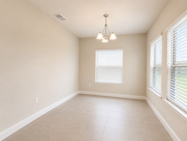 Building Photo - Spacious 5-Bedroom with 4.5 Baths at 176 Mitchell's Manor, Haines City!