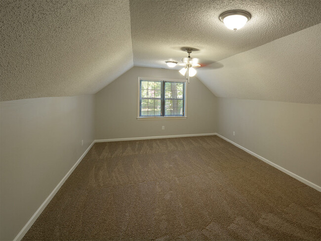 Building Photo - 4 Bed, 3 Bath. In Cordova Near Rockcreek P...