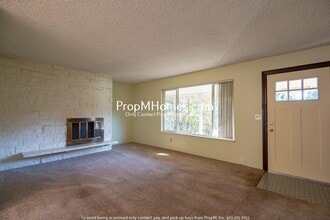Building Photo - Two Bedroom Charmer in the Heart of Oregon City - Garage Included!