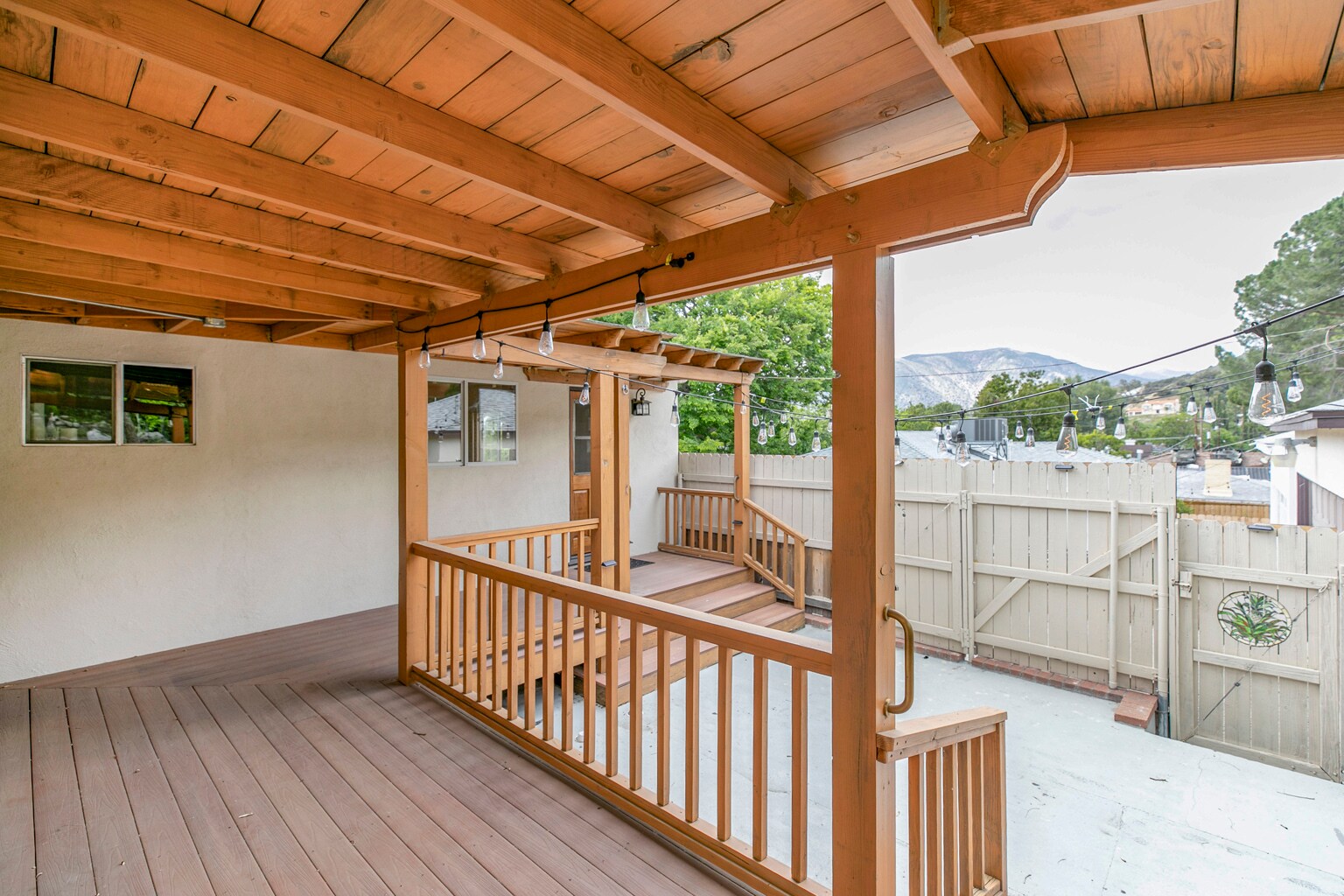 Building Photo - 10630 Samoa Ave