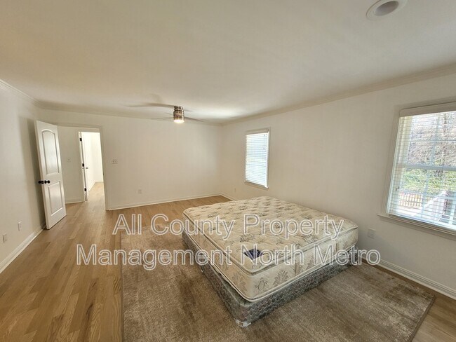 Building Photo - 180 Crestwood Ct
