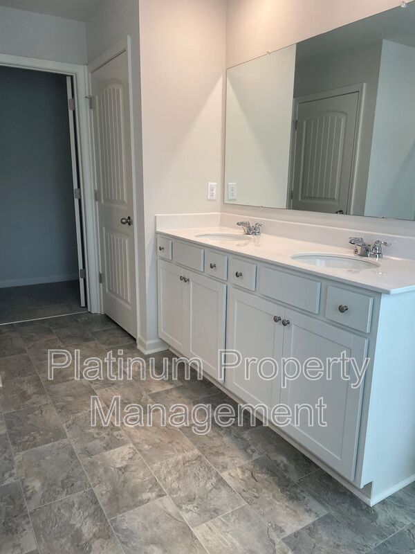 Building Photo - 551 Stoneybrook Dr