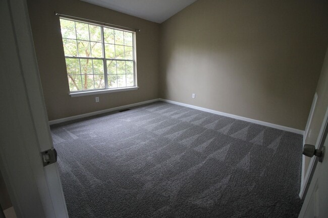 Building Photo - Updated 2 Bed/ 2.5 Bath