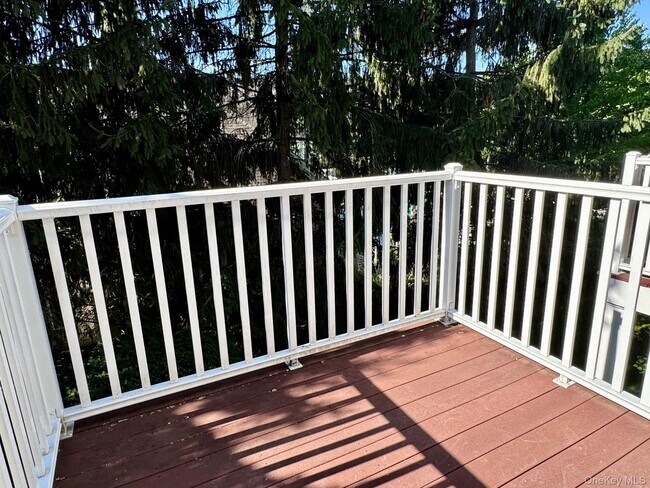 Building Photo - 25 Fairways Dr