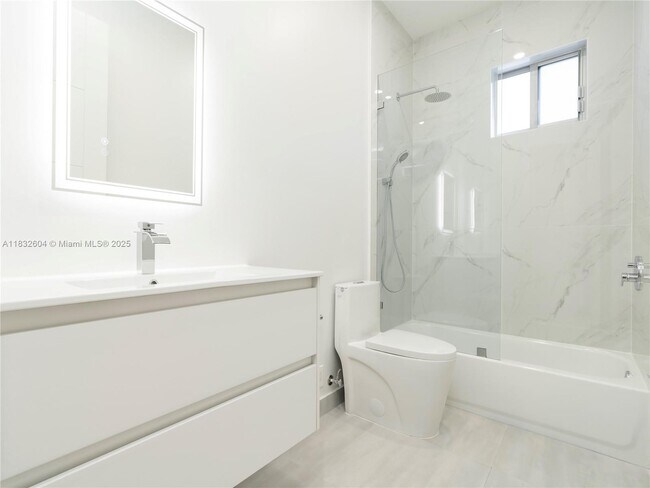 Building Photo - 1421 SW 24th Ct