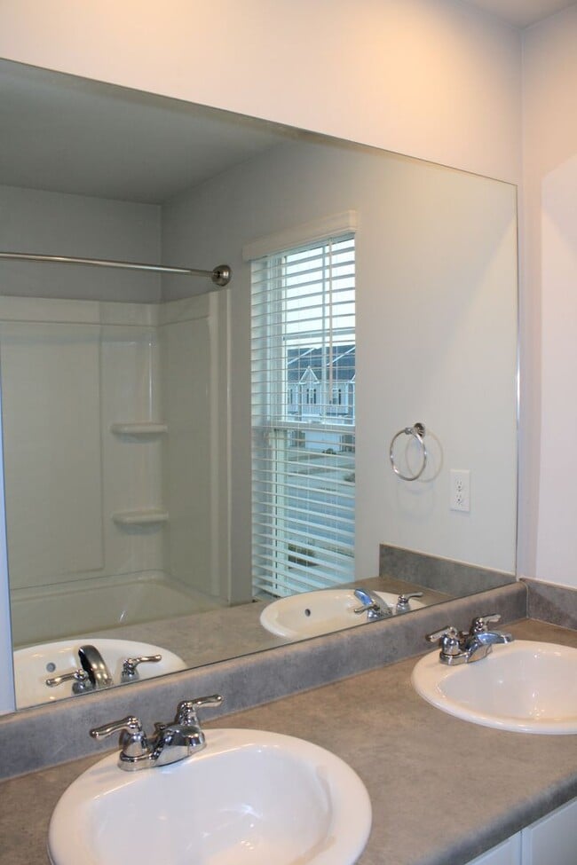 Building Photo - 3 Bedroom 2 .5 Bath Townhome Hephzibah!