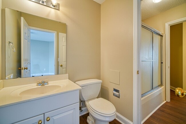 Building Photo - Freshly Renovated 2 BR, 2.5 BA Townhome Ce...