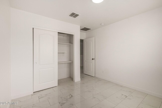 Building Photo - 24409 W Sheraton Ln