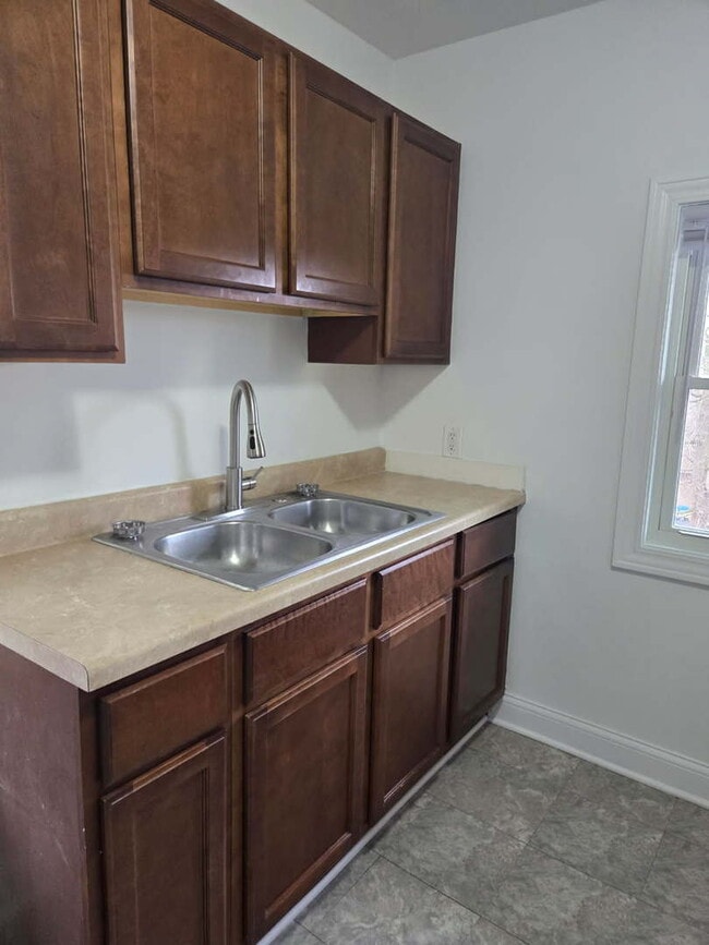 Building Photo - 417 N Main St