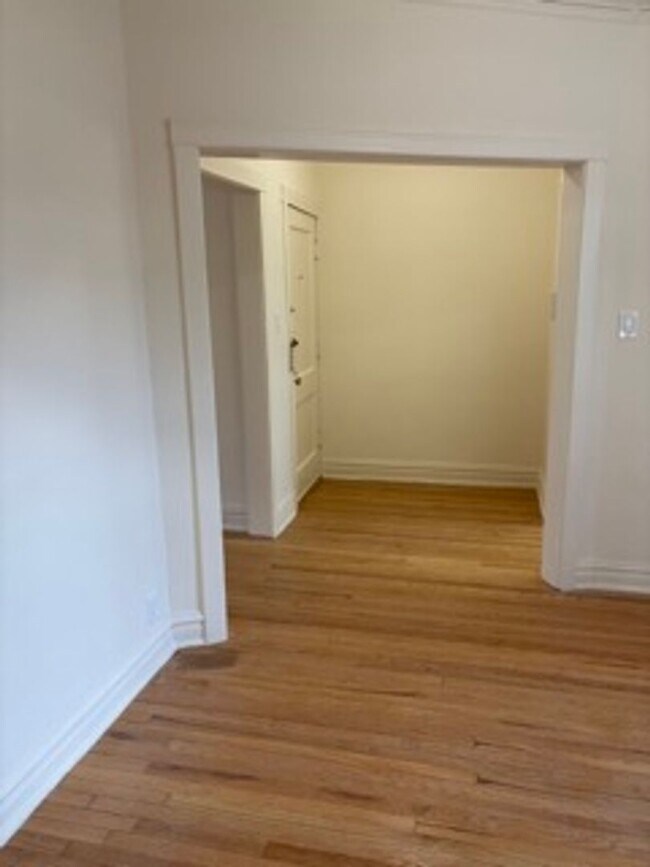 Building Photo - Wrigley Field Just A Mile Away - One Bedroom