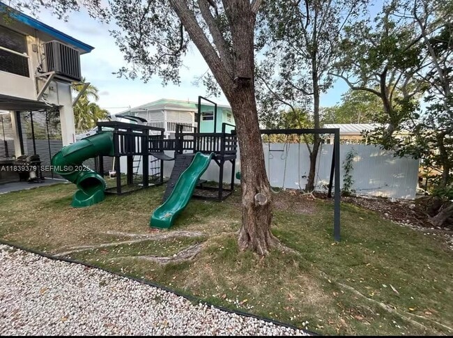 Building Photo - 350 Hazel St