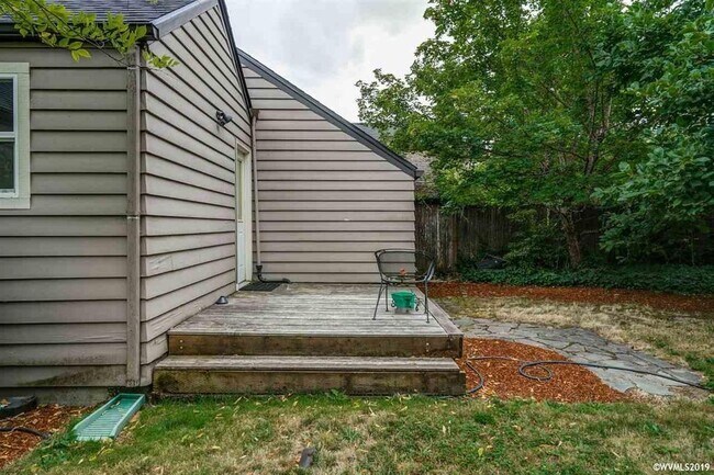 Building Photo - Furnished 2 bedroom 1 bath cottage with landscape included and split mini ducts