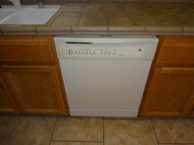 Building Photo - SINGLE STORY, 3 BEDROOM, 2 BATH, 2.5 CAR GARAGE, IN GATED COMMUNITY!