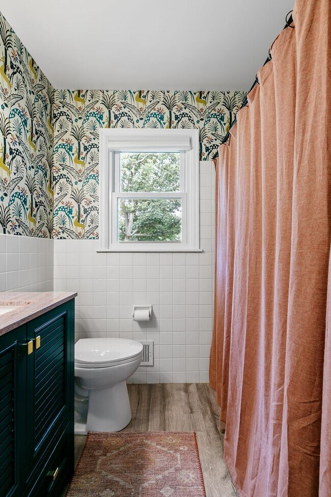 Building Photo - Charming 3 Bedroom Home Golden Valley