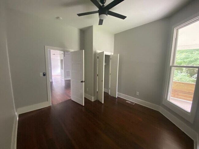 Building Photo - Amazing Updated One Bedroom in South Nashv...