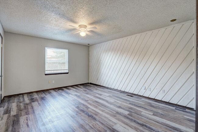 Building Photo - 4 bed, 2 bath home in Yukon