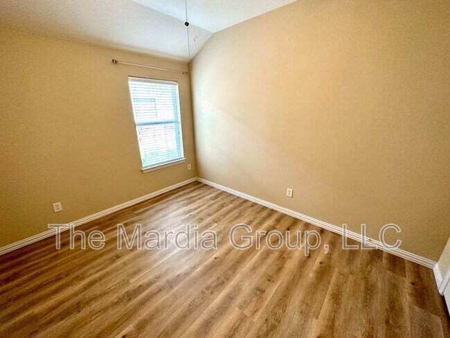 Building Photo - 221 Creekwood Dr