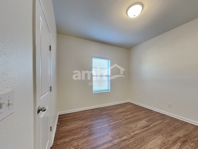 Building Photo - 4878 St James Ln