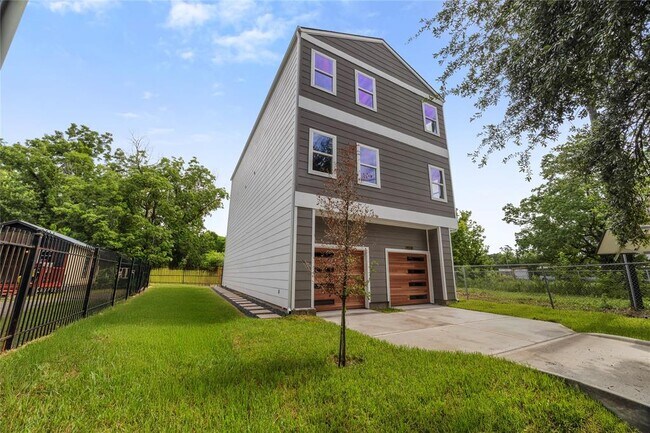 Building Photo - 955 Elkhart St