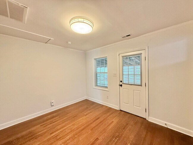Building Photo - **OFFERING REFUNDABLE APPLICATION FEES & $150 MOVE IN PROMOTION** Newly Remodeled 3BD, 1BA Raleig...