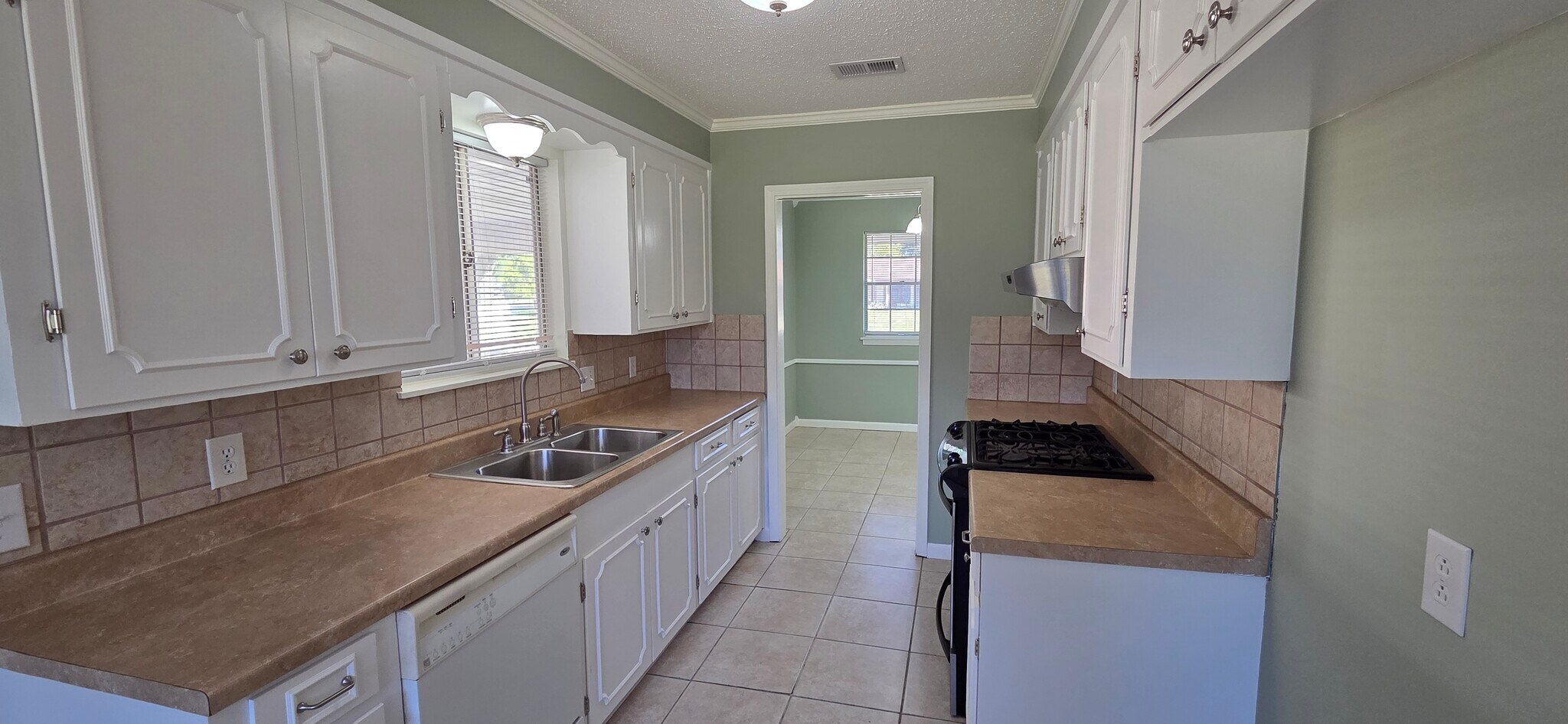 Building Photo - 2114 Ray Ave