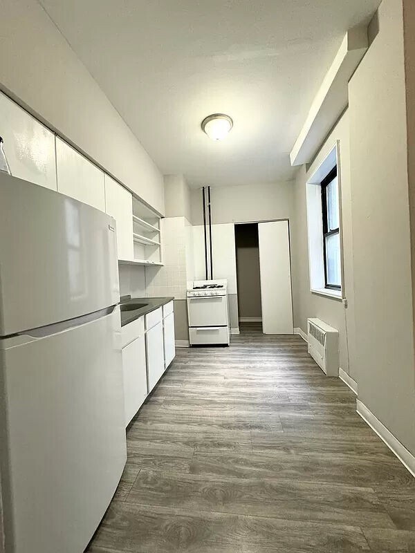 Building Photo - 330 E 100th St