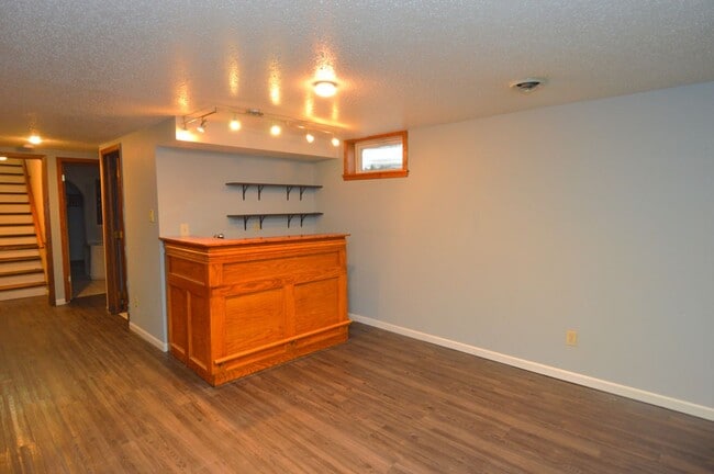 Building Photo - Huge 4 Bed 2 Bath Single Family Home!! Ton...