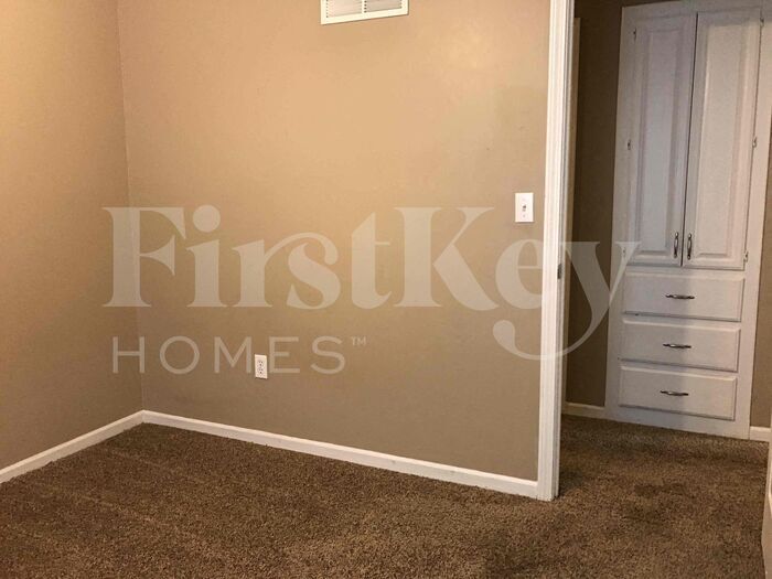 Building Photo - 539 NE Summit Dr