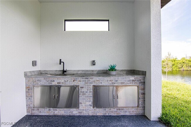 Building Photo - 829 NW 29th Ave