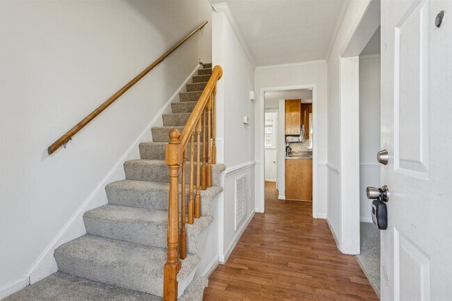 Building Photo - 3BR 2.5 BA Mid-Town Newport News