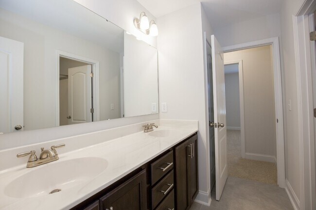 Building Photo - Charming 4 Bedroom Rental Home with Spacio...