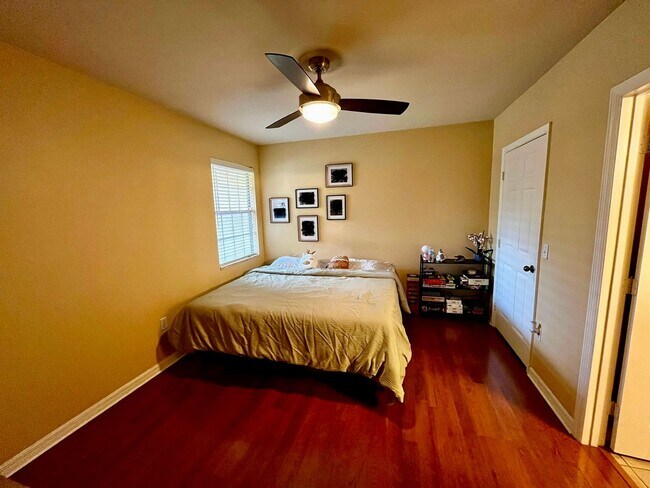 Building Photo - 1/1 condo becoming available January 13th, 2026 for an annual lease