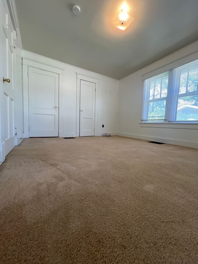 Building Photo - 4 BDRM Available August, 2026.  Monthly rent $2,800.00