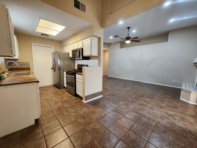 Building Photo - 3362 Highridge St