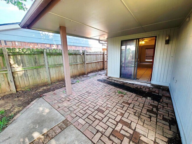 Building Photo - Spacious Living in a Prime Yukon Location
