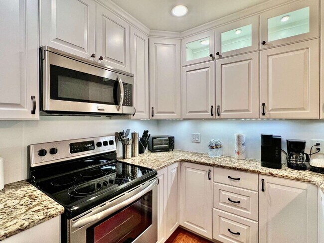 Building Photo - FULLY FURNISHED LUXURY CONDO!