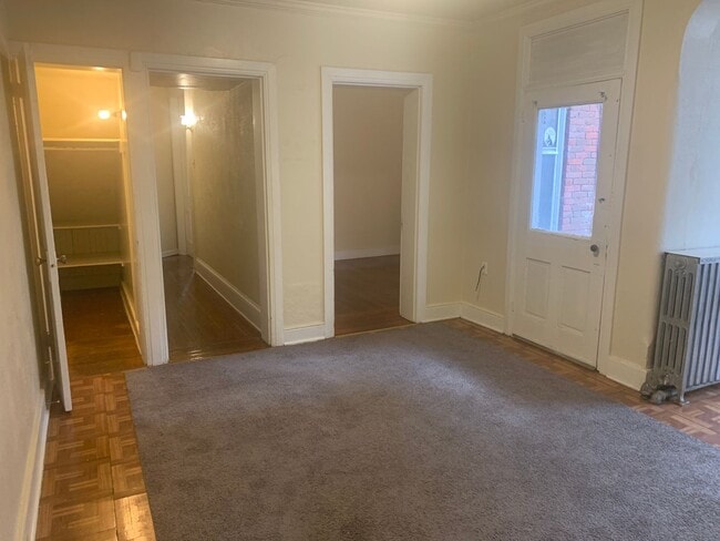 Building Photo - 1st Floor 2 Bedroom Apartment, Private Entrance, Small Yard, York City SD