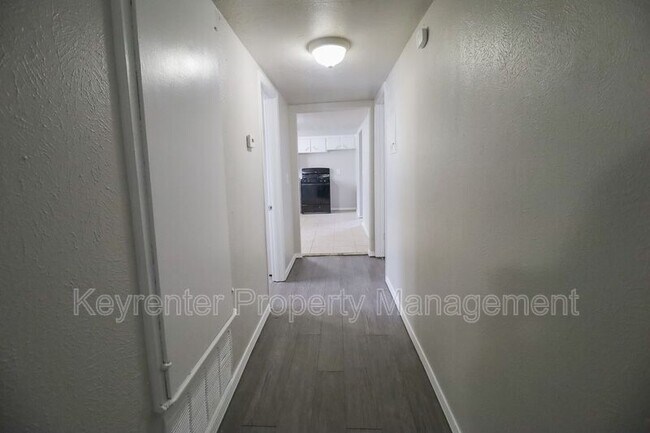 Building Photo - 405 S Maple St