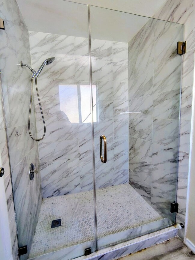 Building Photo - The Lakes Single Story!