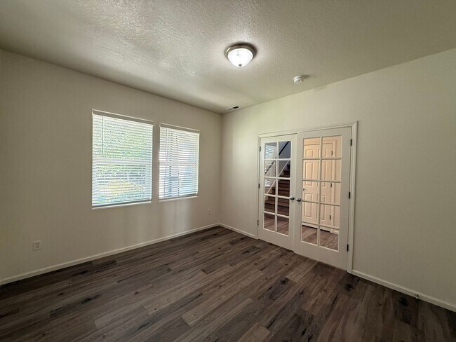 Building Photo - Freshly Updated Four Bedroom